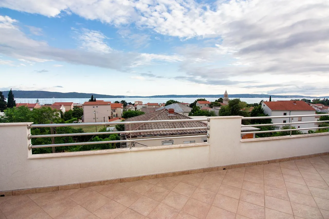 Apartment Villa Rina- Heated Salt Water Pool Kaštela