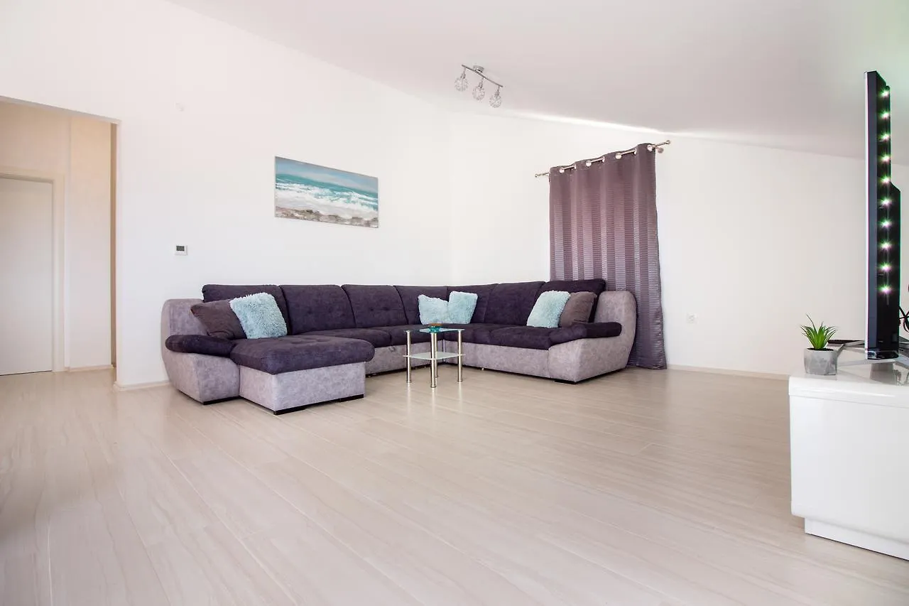 Apartment Villa Rina- Heated Salt Water Pool Kaštela