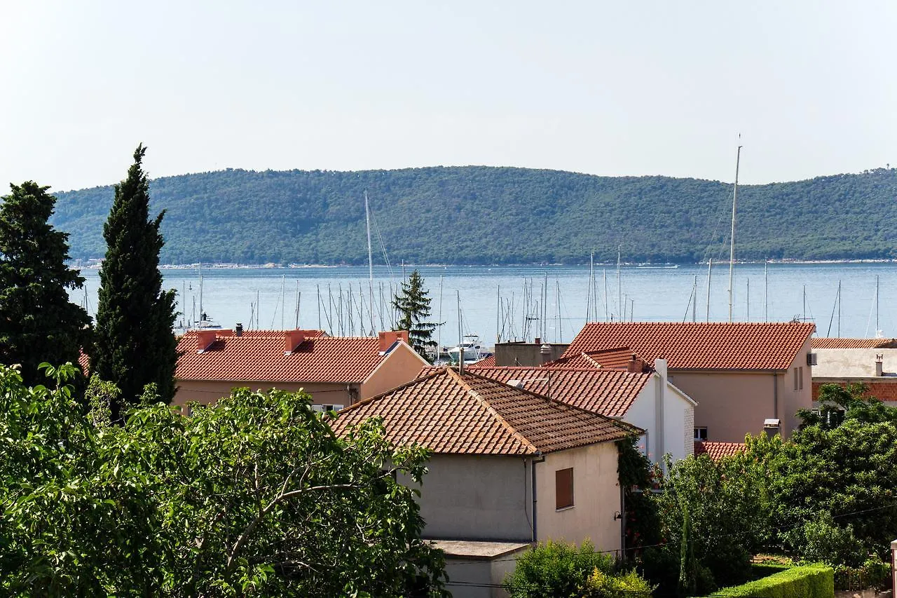 Apartment Villa Rina- Heated Salt Water Pool Kaštela