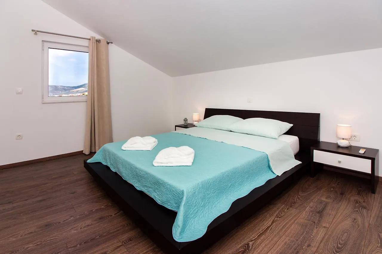 Apartment Villa Rina- Heated Salt Water Pool Kaštela